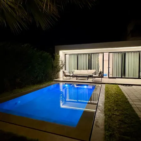 White 2 - Luxury Velipojë